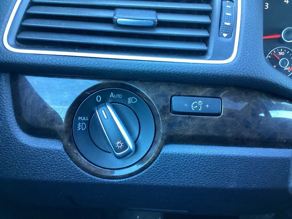 Used 2015 Volkswagen Passat 1.8T SEL Premium image 25