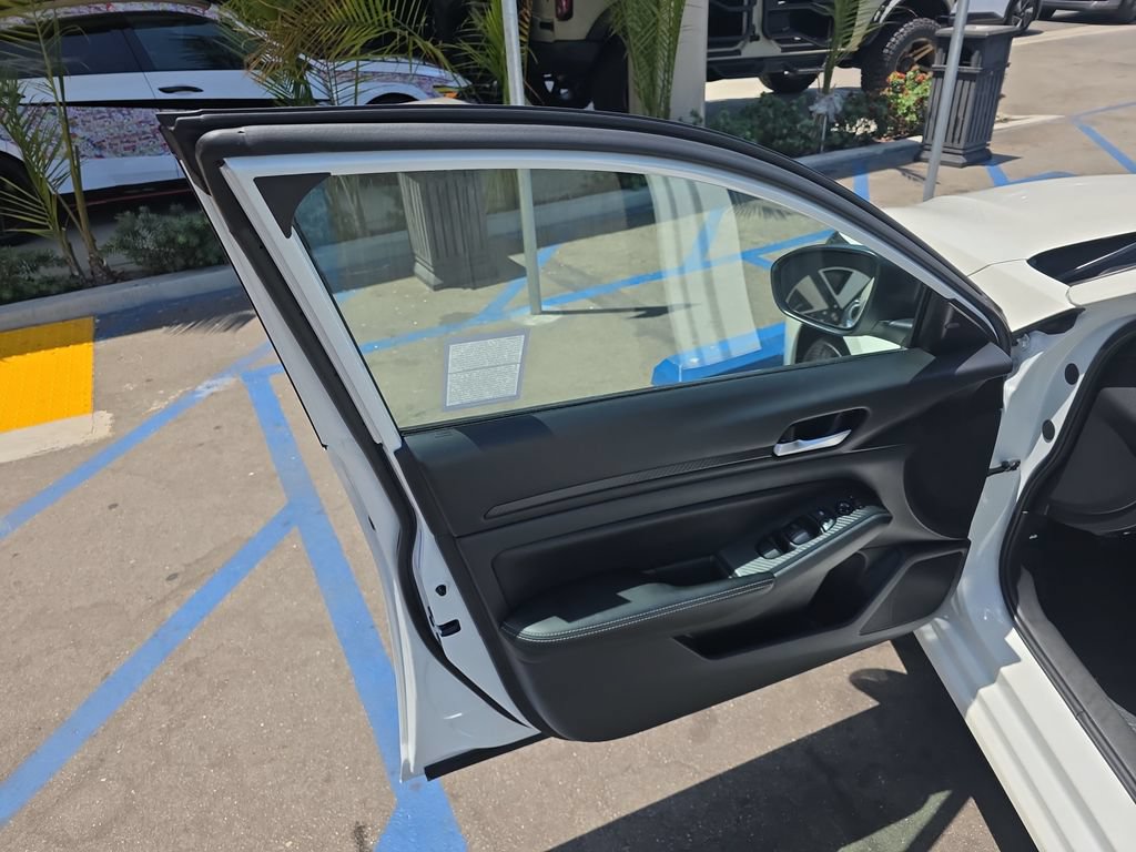 Used 2025 Nissan Altima 2.5 SV FWD image 10