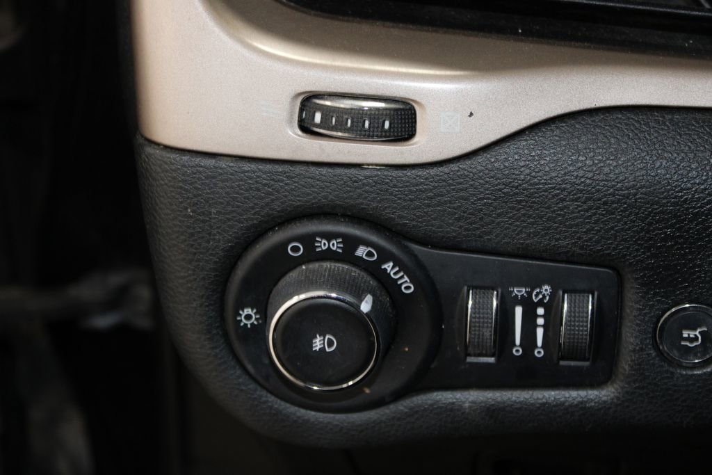 Used 2018 Jeep Cherokee Limited image 21