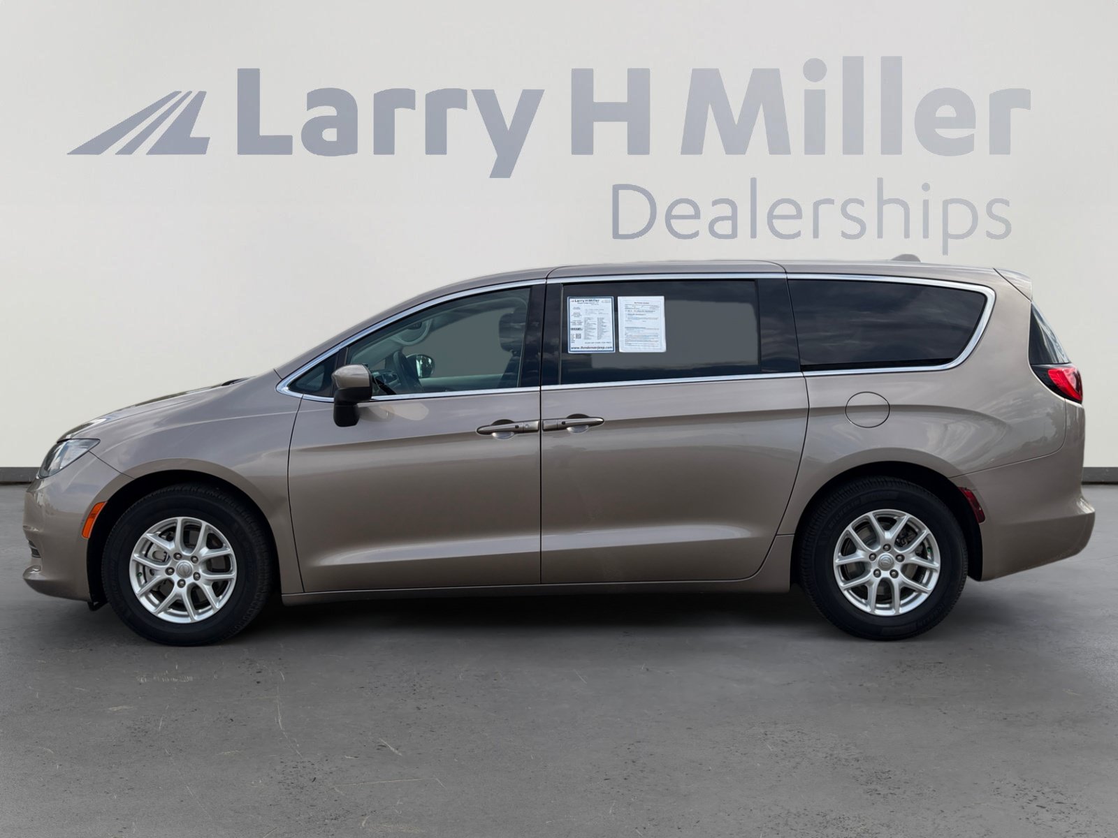 Used 2017 Chrysler Pacifica Touring FWD image 3