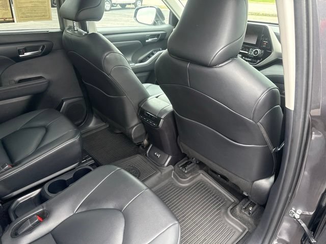 Used 2025 Toyota Highlander XLE FWD image 17