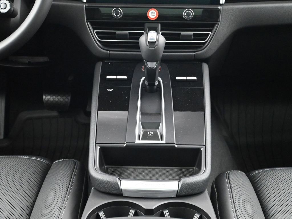 Certified 2026 Porsche Macan image 10