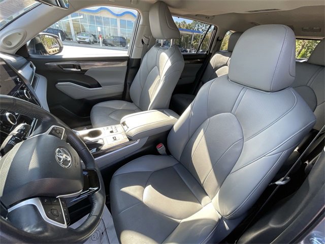 Used 2023 Toyota Highlander Limited image 16