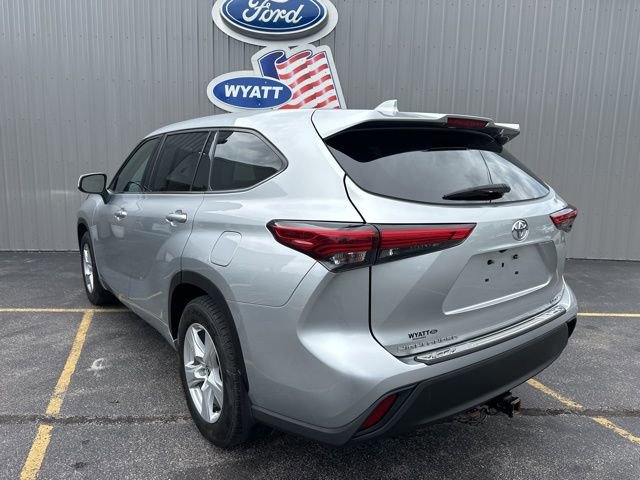 Used 2021 Toyota Highlander LE image 3
