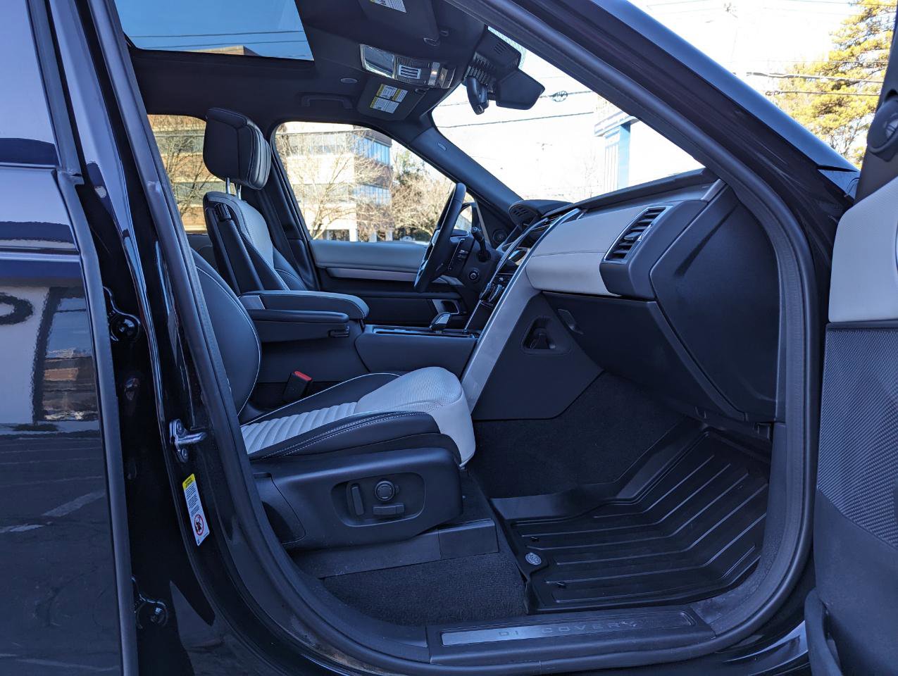 Used 2024 Land Rover Discovery Dynamic SE image 26