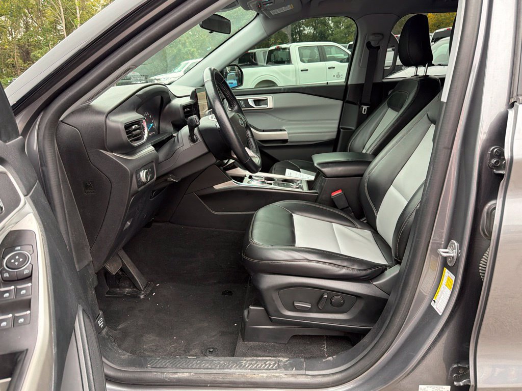 Used 2022 Ford Explorer XLT w/ Equipment Group 202A AWD/4WD image 13