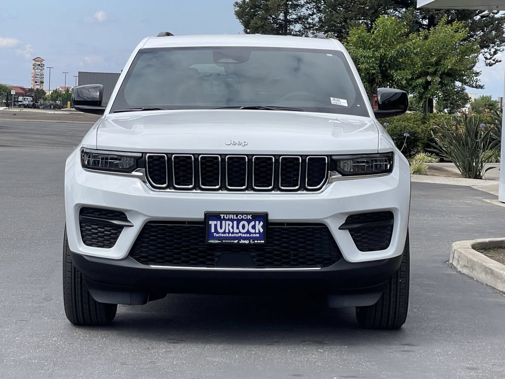 New 2026 Jeep Grand Cherokee Laredo RWD image 3