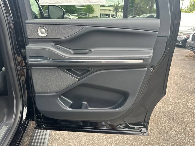 New 2026 Lincoln Navigator L Reserve w/ Jet Appearance Package AWD/4WD image 16