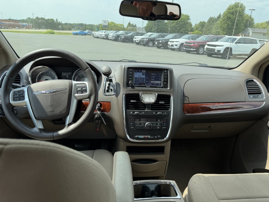 Used 2012 Chrysler Town & Country Touring w/ Entertainment Group #1 FWD image 21