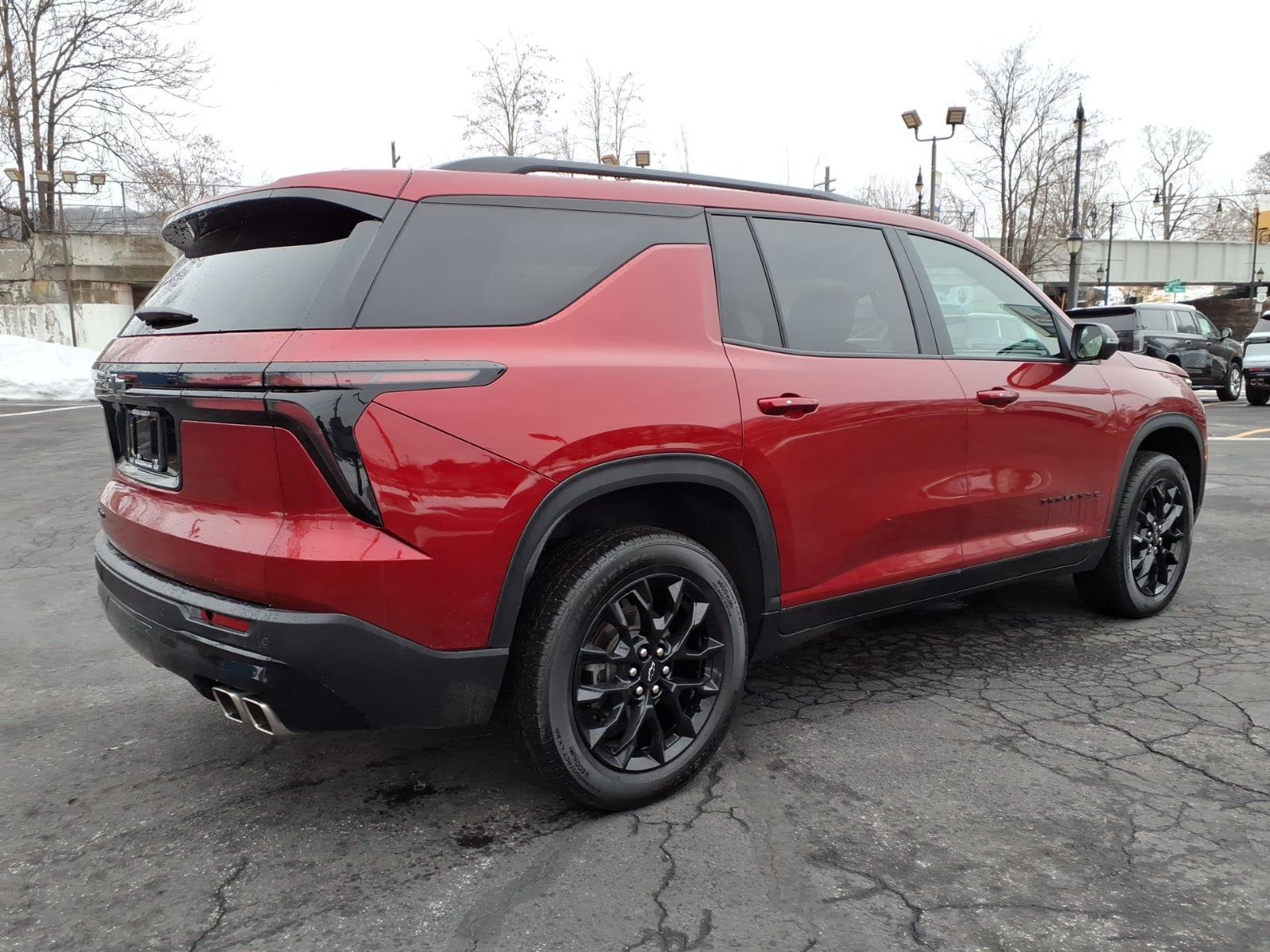 Used 2025 Chevrolet Traverse LT w/ Midnight/Sport Edition image 3