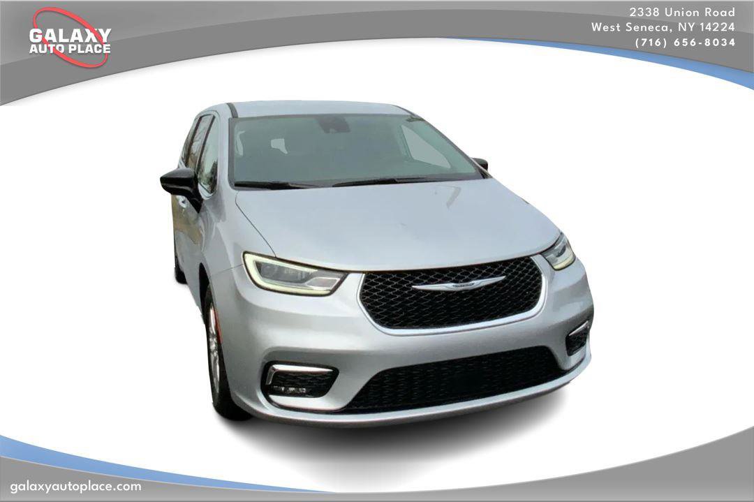 Used 2024 Chrysler Pacifica Touring-L FWD image 3