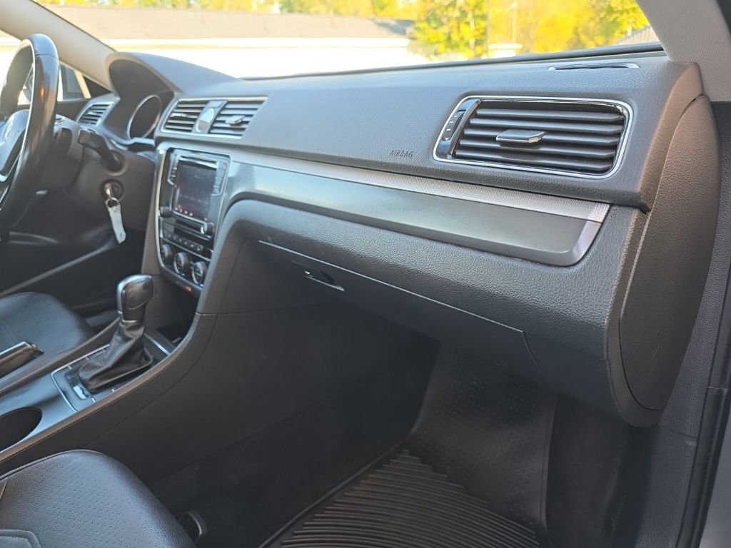 Used 2017 Volkswagen Passat 1.8T R-Line image 22