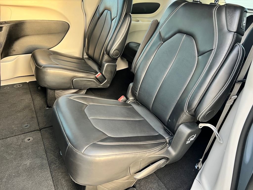 Used 2024 Chrysler Pacifica Touring-L image 9
