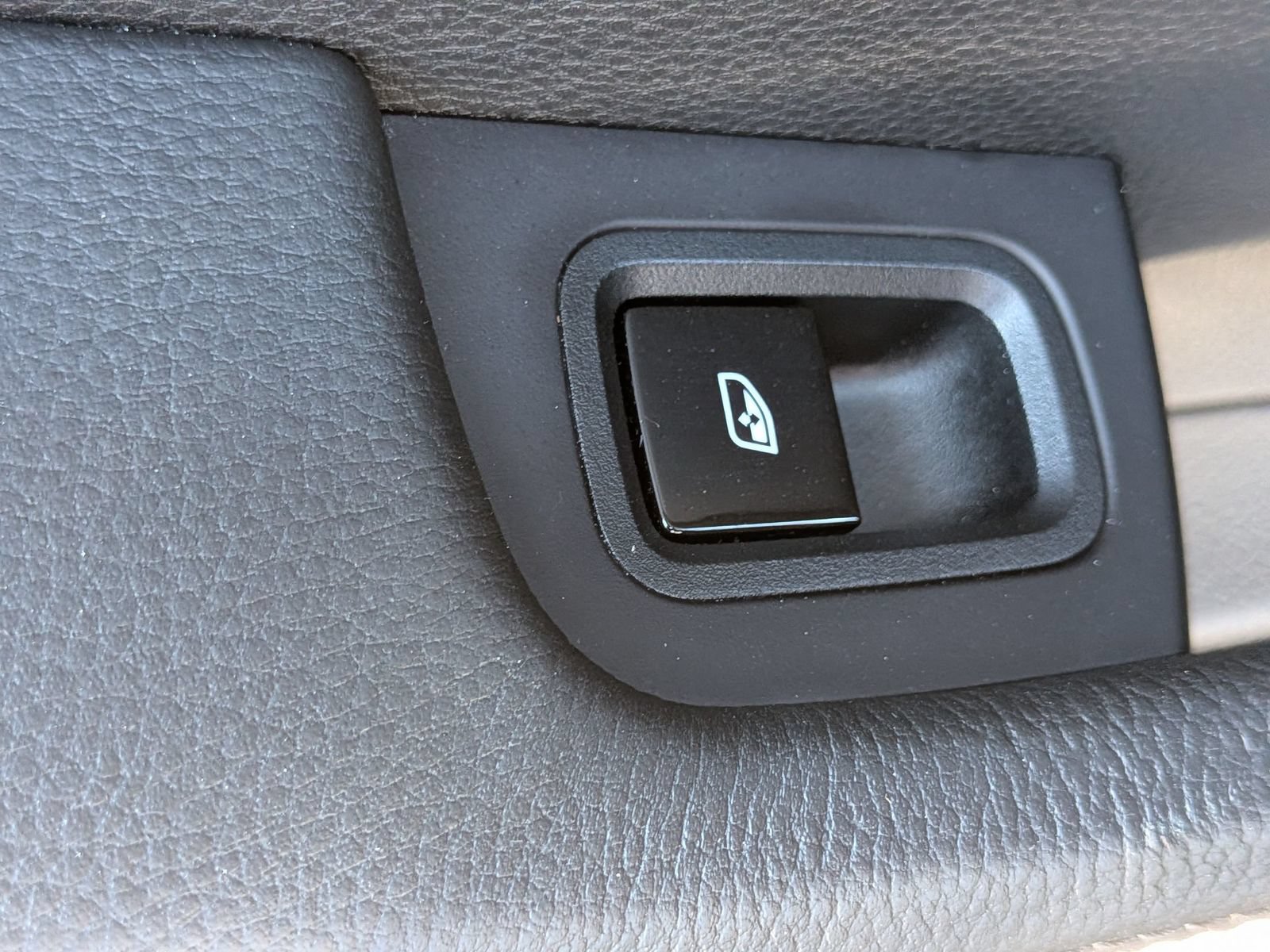 Used 2020 Porsche Panamera RWD image 30