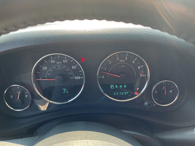 Used 2015 Jeep Wrangler Unlimited Sahara w/ Connectivity Group AWD/4WD image 18