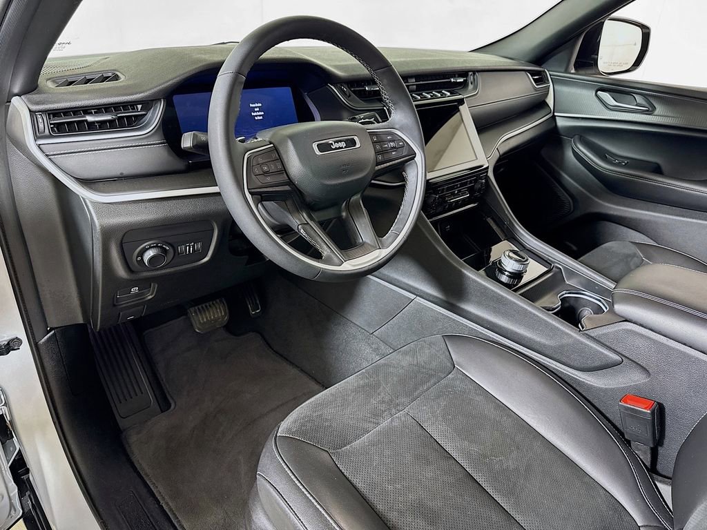 Used 2023 Jeep Grand Cherokee Altitude image 7