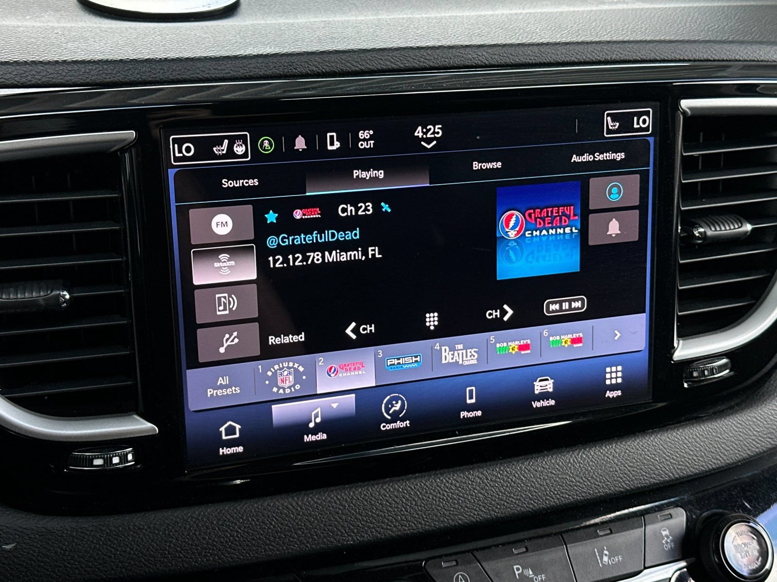 Used 2023 Chrysler Pacifica Touring-L FWD image 17