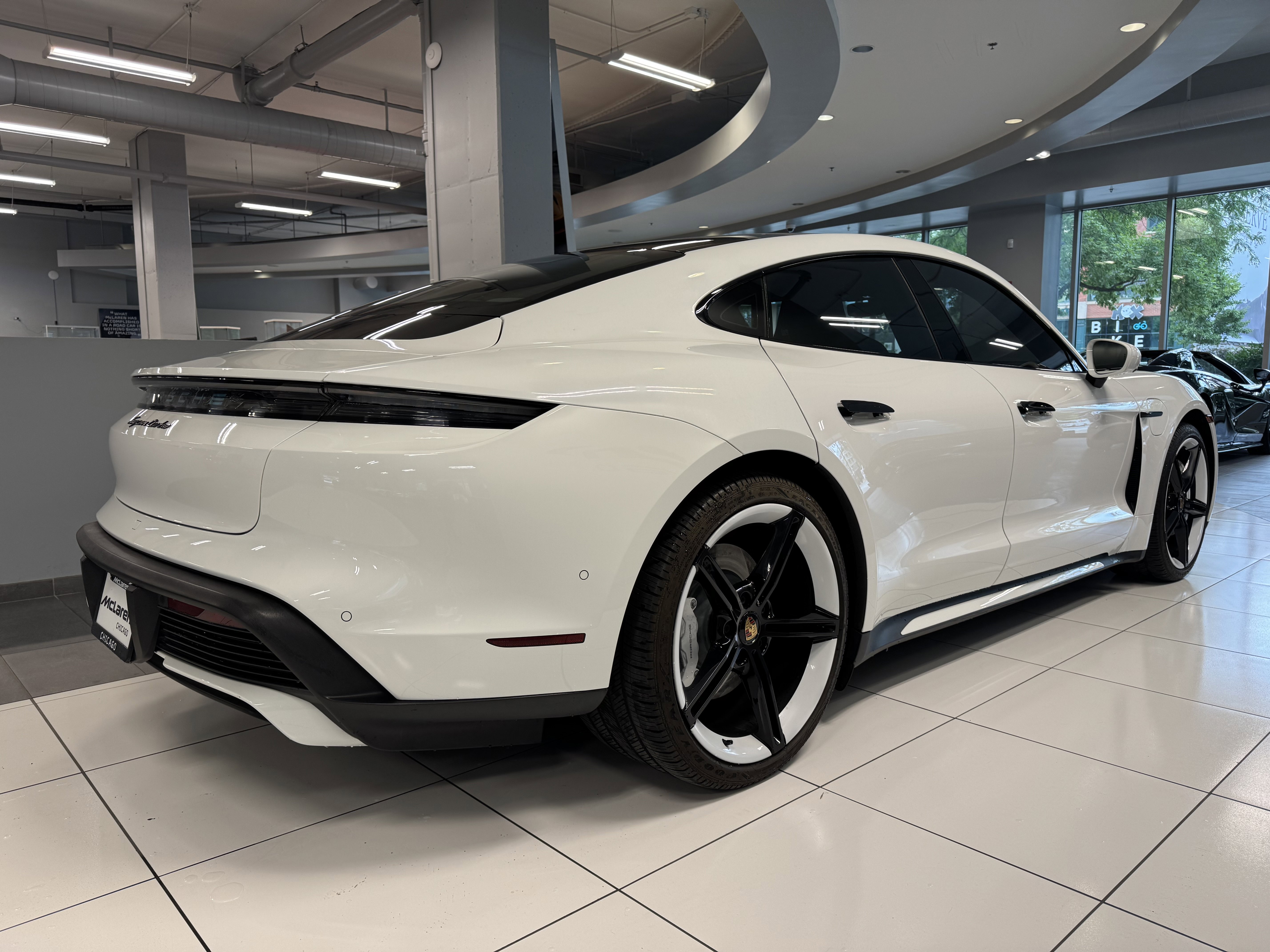 Used 2022 Porsche Taycan image 6