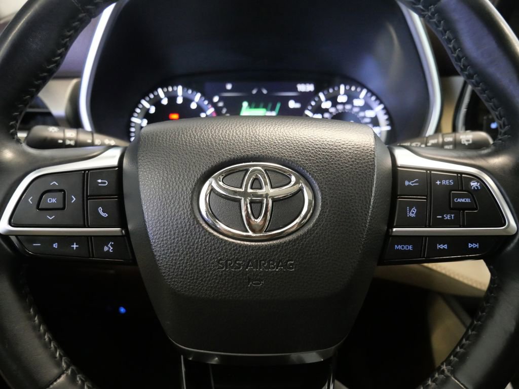 Used 2021 Toyota Highlander XLE AWD/4WD image 18