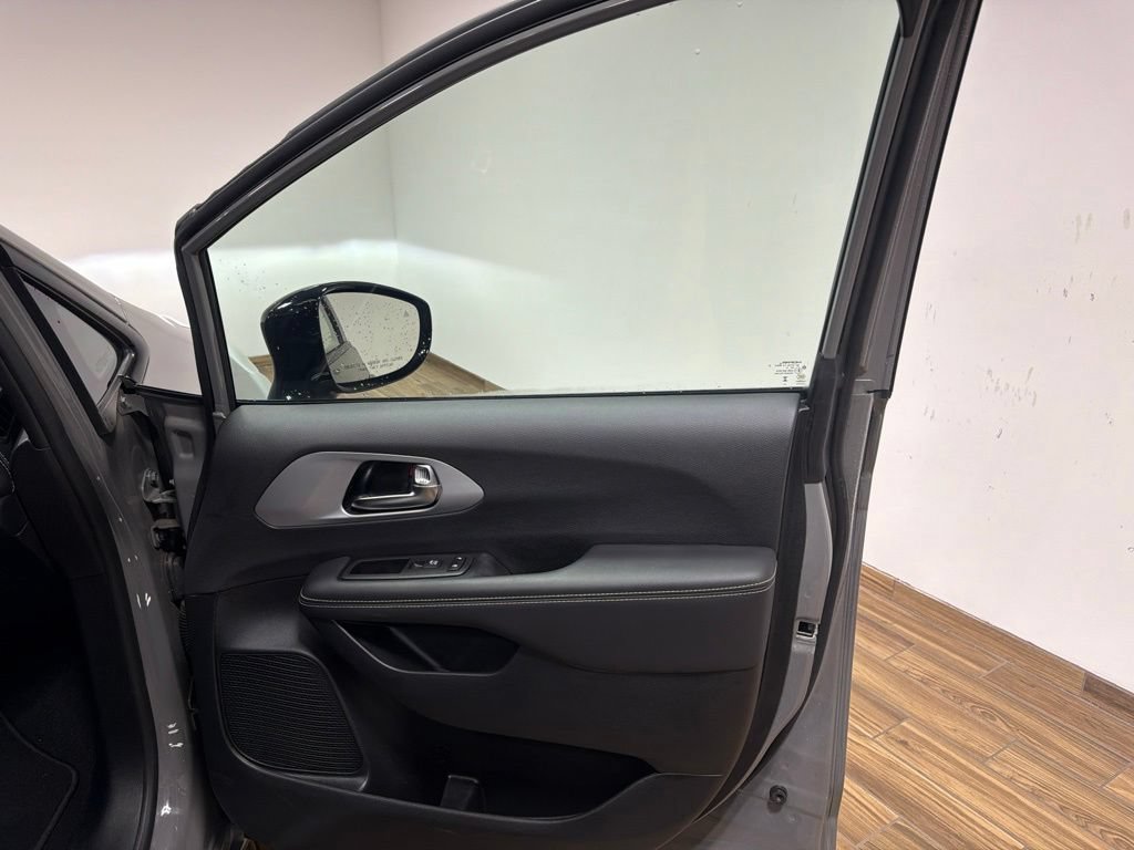 Used 2025 Chrysler Pacifica Limited FWD image 32