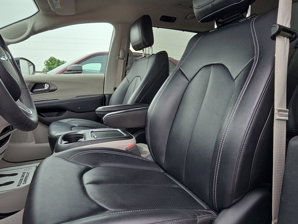Used 2024 Chrysler Pacifica Touring-L FWD image 21