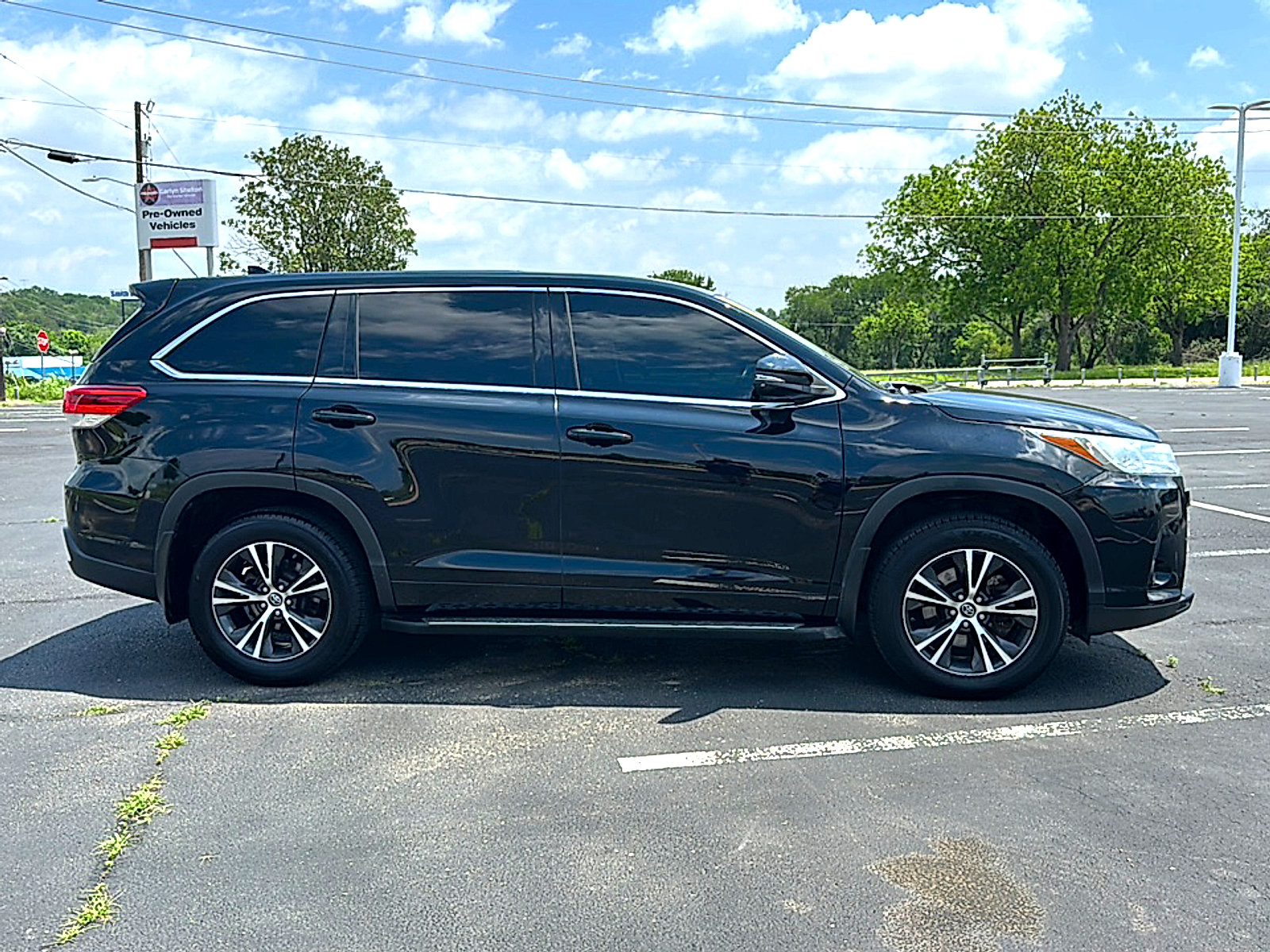 Used 2018 Toyota Highlander Plus FWD image 9