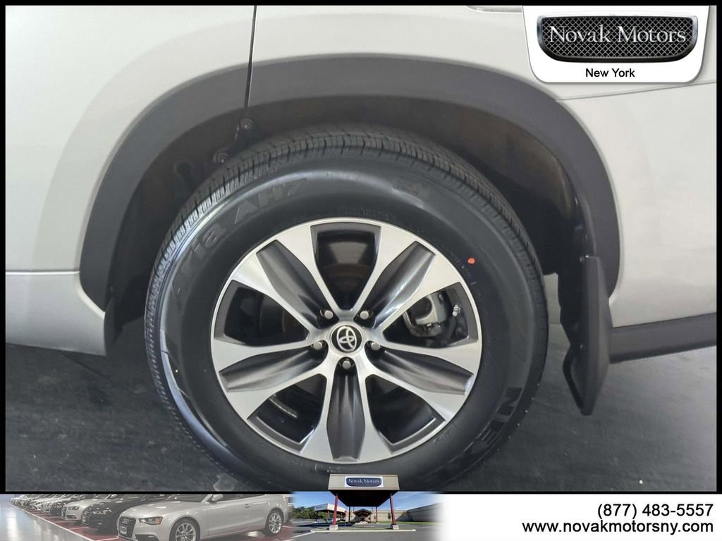 Used 2022 Toyota Highlander XLE AWD/4WD image 10