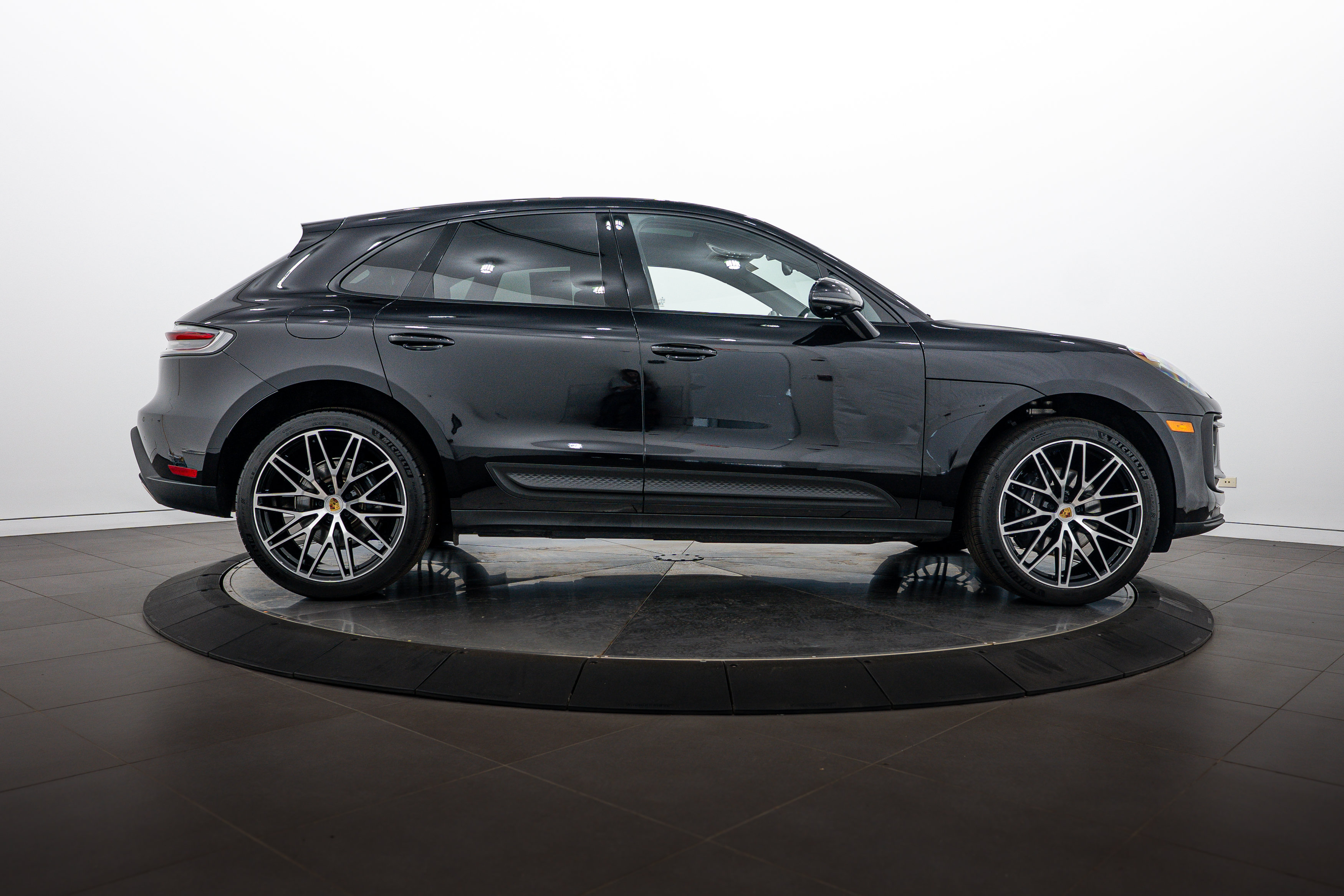 Certified 2026 Porsche Macan AWD/4WD image 8
