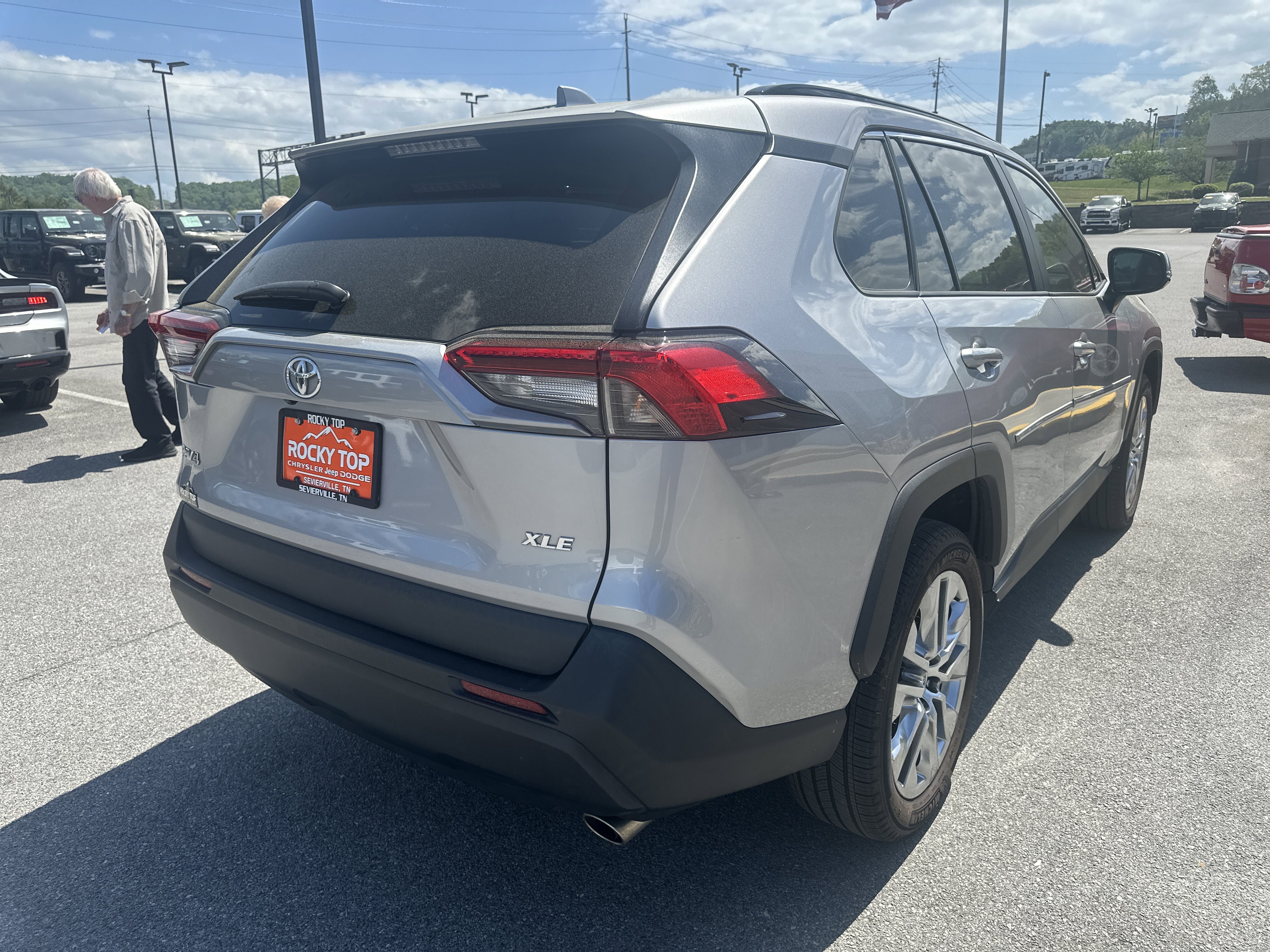 Used 2021 Toyota RAV4 XLE Premium image 8