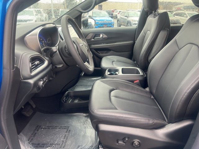 New 2026 Chrysler Pacifica Select image 13