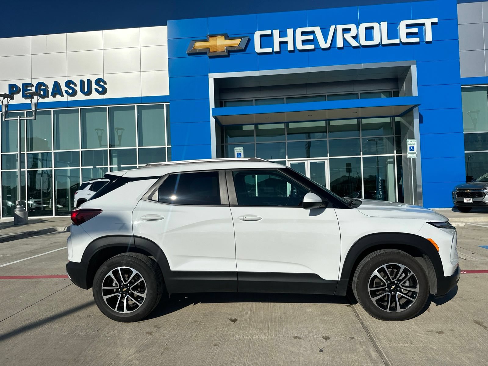 Used 2025 Chevrolet TrailBlazer LT FWD image 2