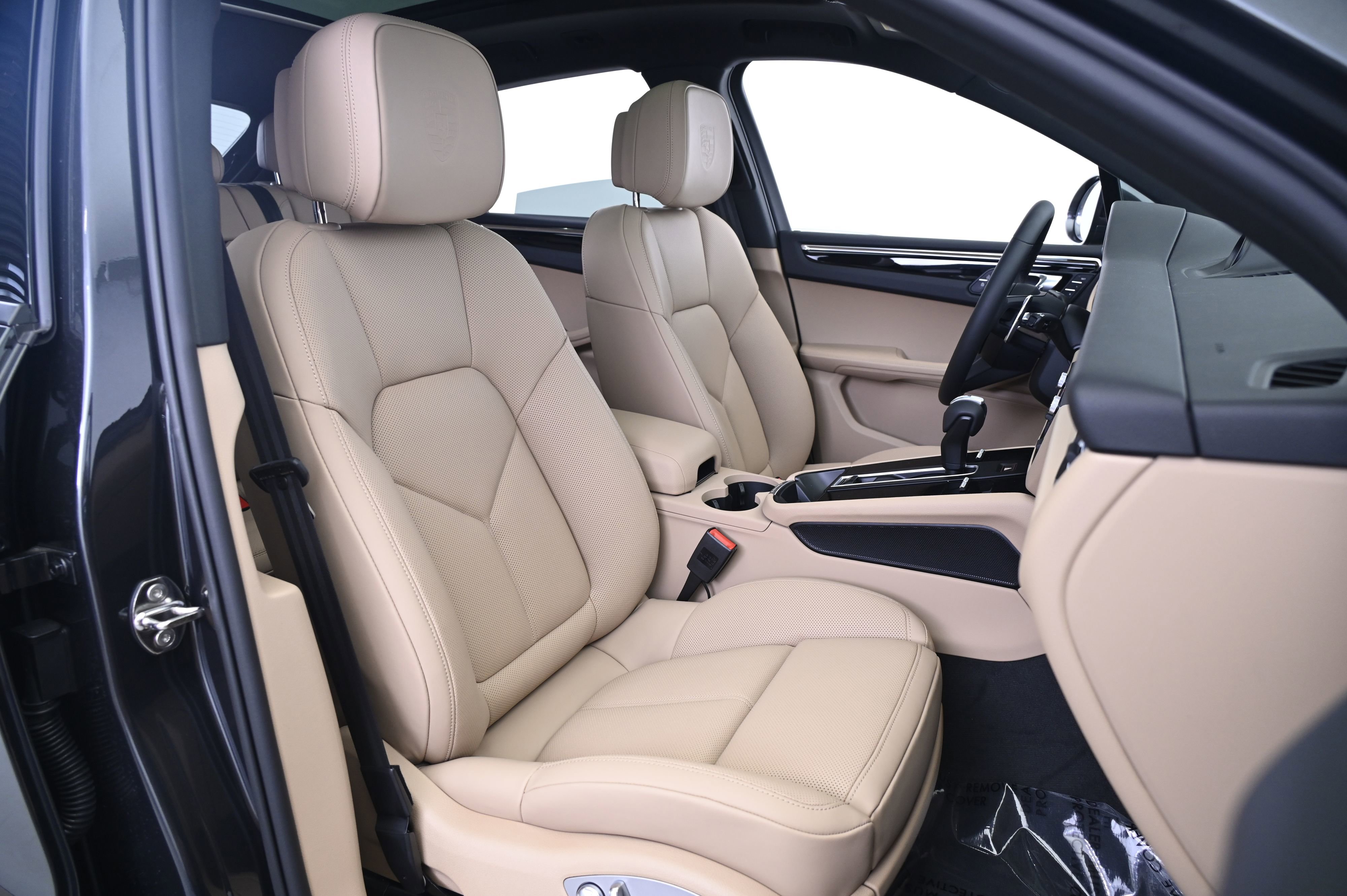 Certified 2025 Porsche Macan image 24