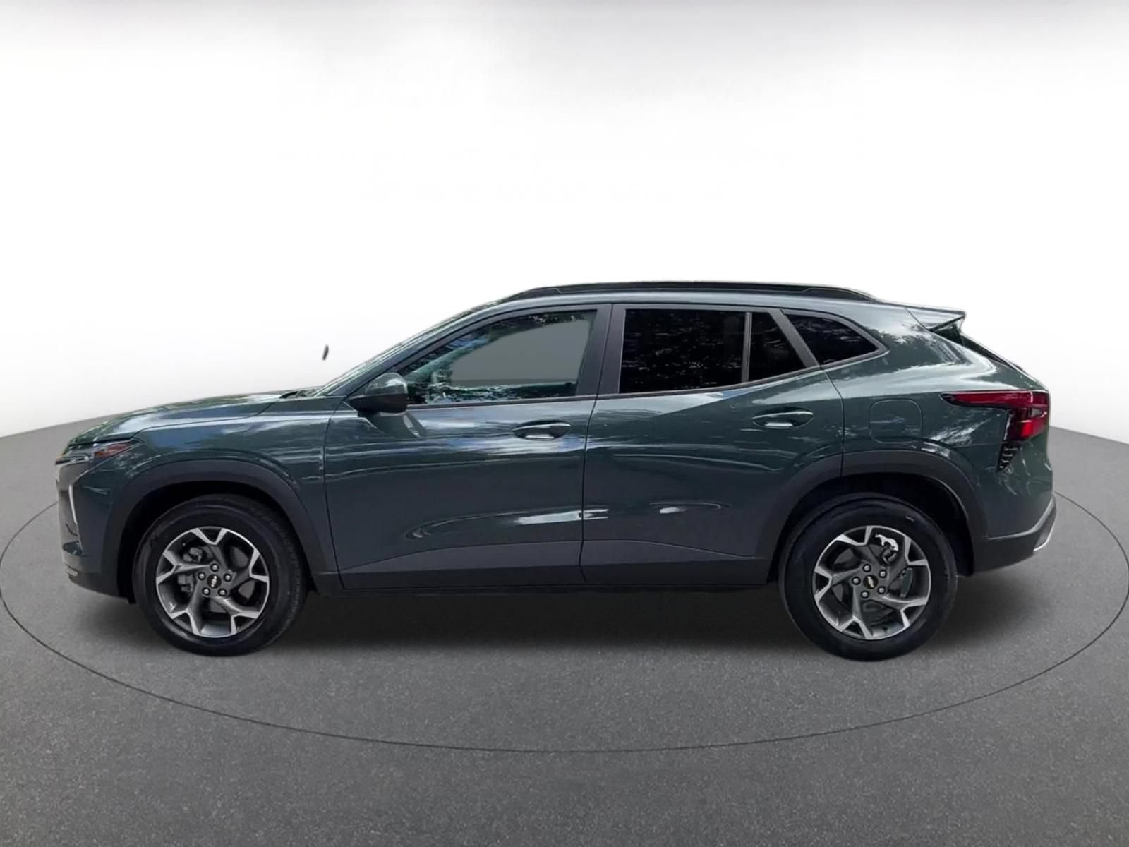 Used 2025 Chevrolet Trax LT FWD image 9