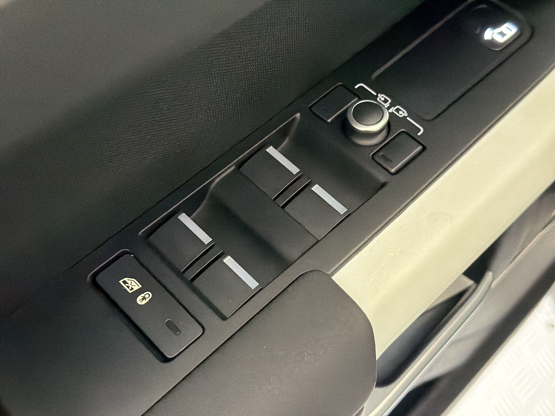 Used 2023 Land Rover Defender 110 S AWD/4WD image 12