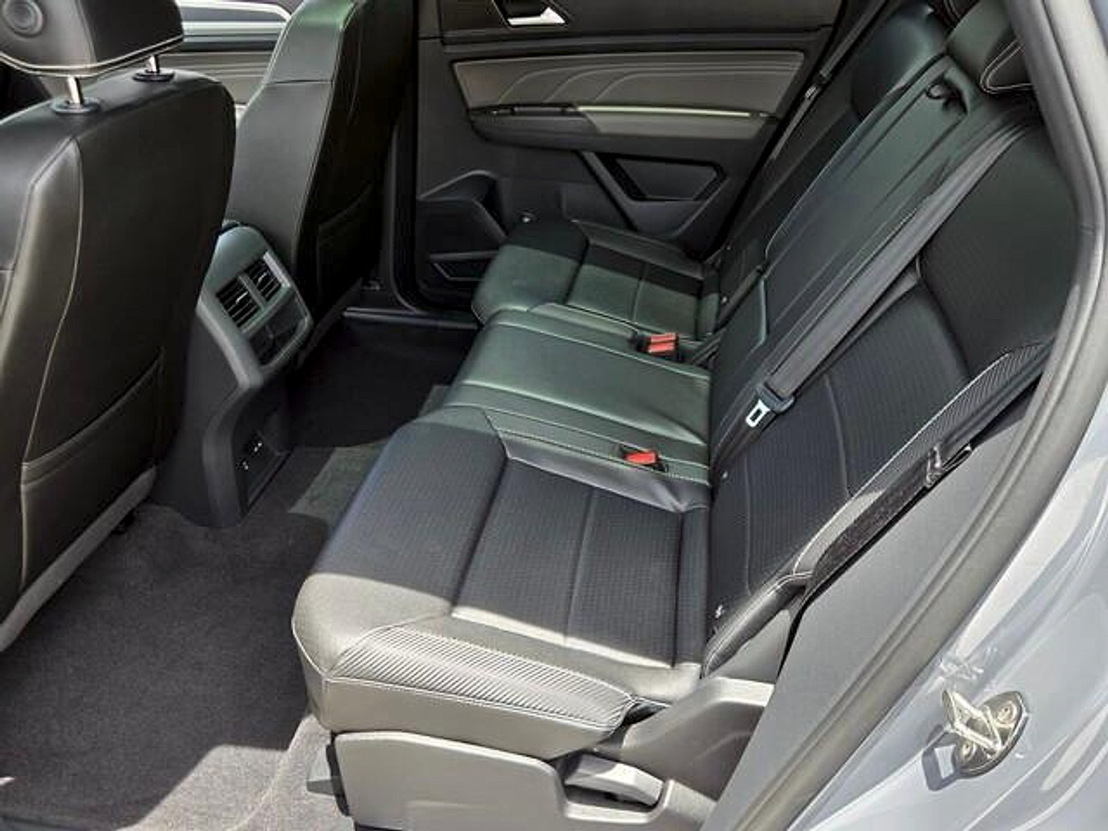 Used 2023 Volkswagen Atlas Cross Sport SEL R-Line AWD/4WD image 11