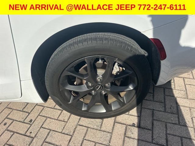 Used 2023 Chrysler Pacifica Touring-L w/ S Appearance Package AWD/4WD image 10