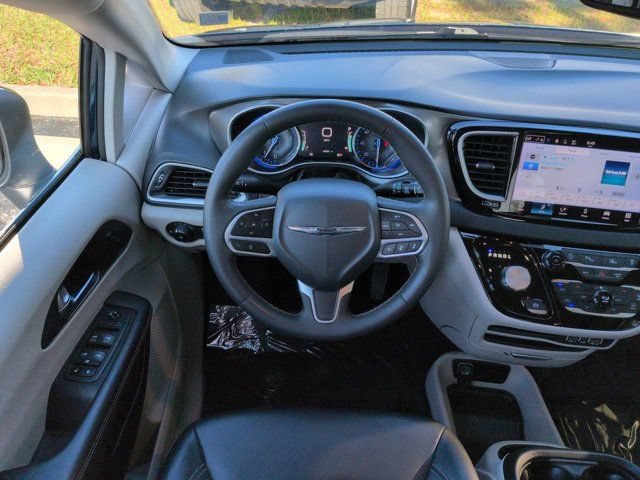 Used 2023 Chrysler Pacifica Touring-L FWD image 15