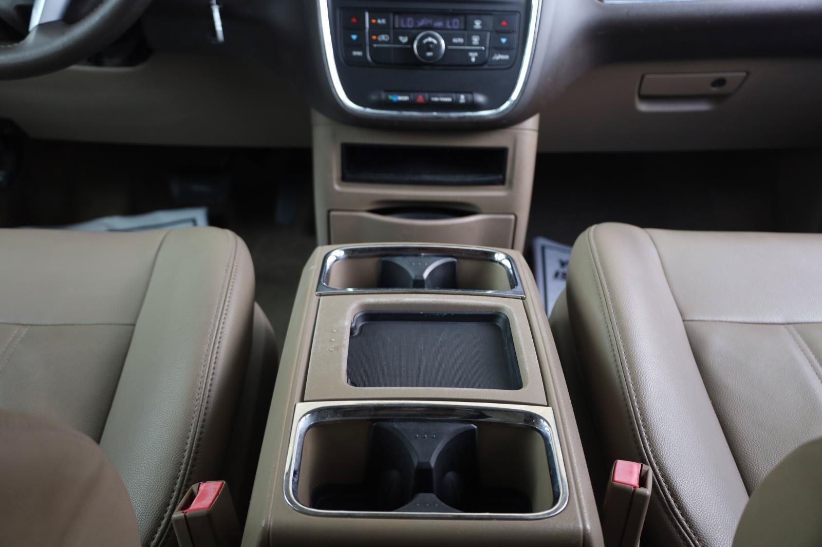 Used 2014 Chrysler Town & Country Touring FWD image 30