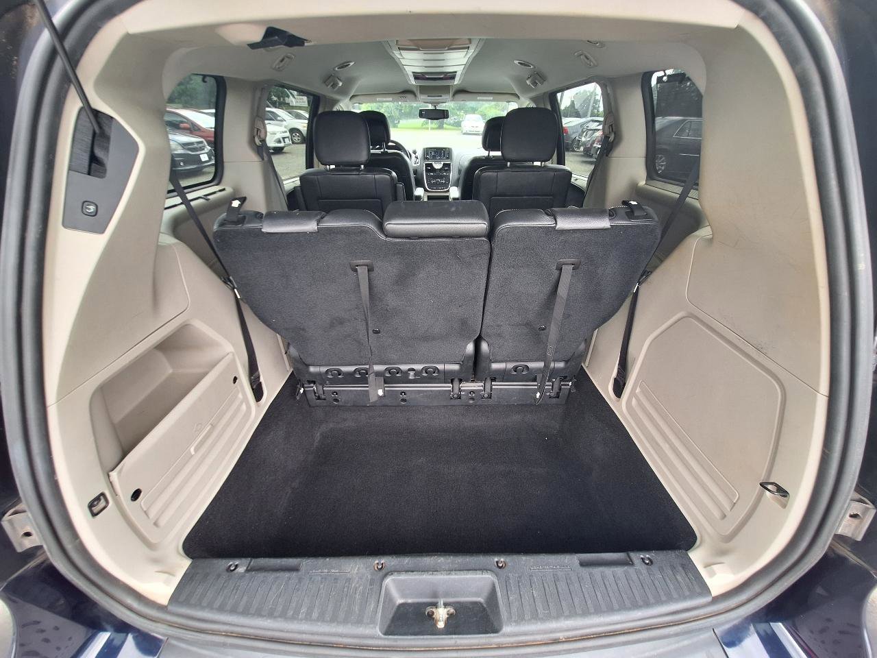 Used 2015 Chrysler Town & Country Touring-L w/ Driver Convenience Group FWD image 39