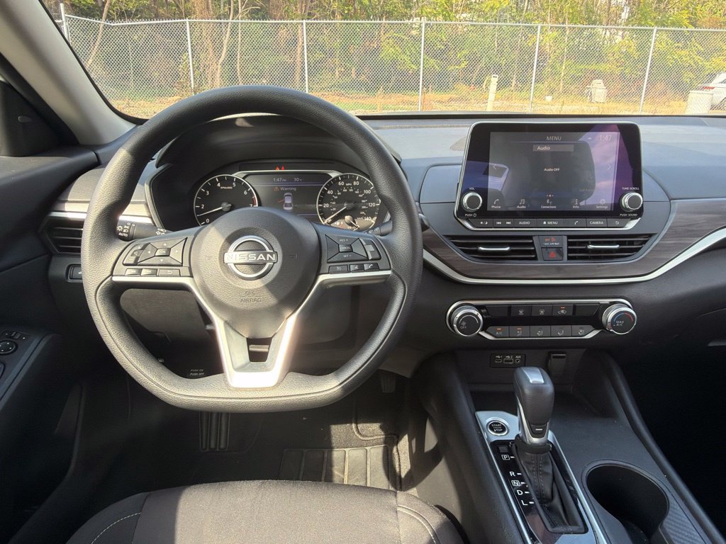 Used 2025 Nissan Altima 2.5 SV FWD image 10