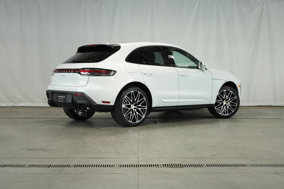 Certified 2025 Porsche Macan AWD/4WD image 7