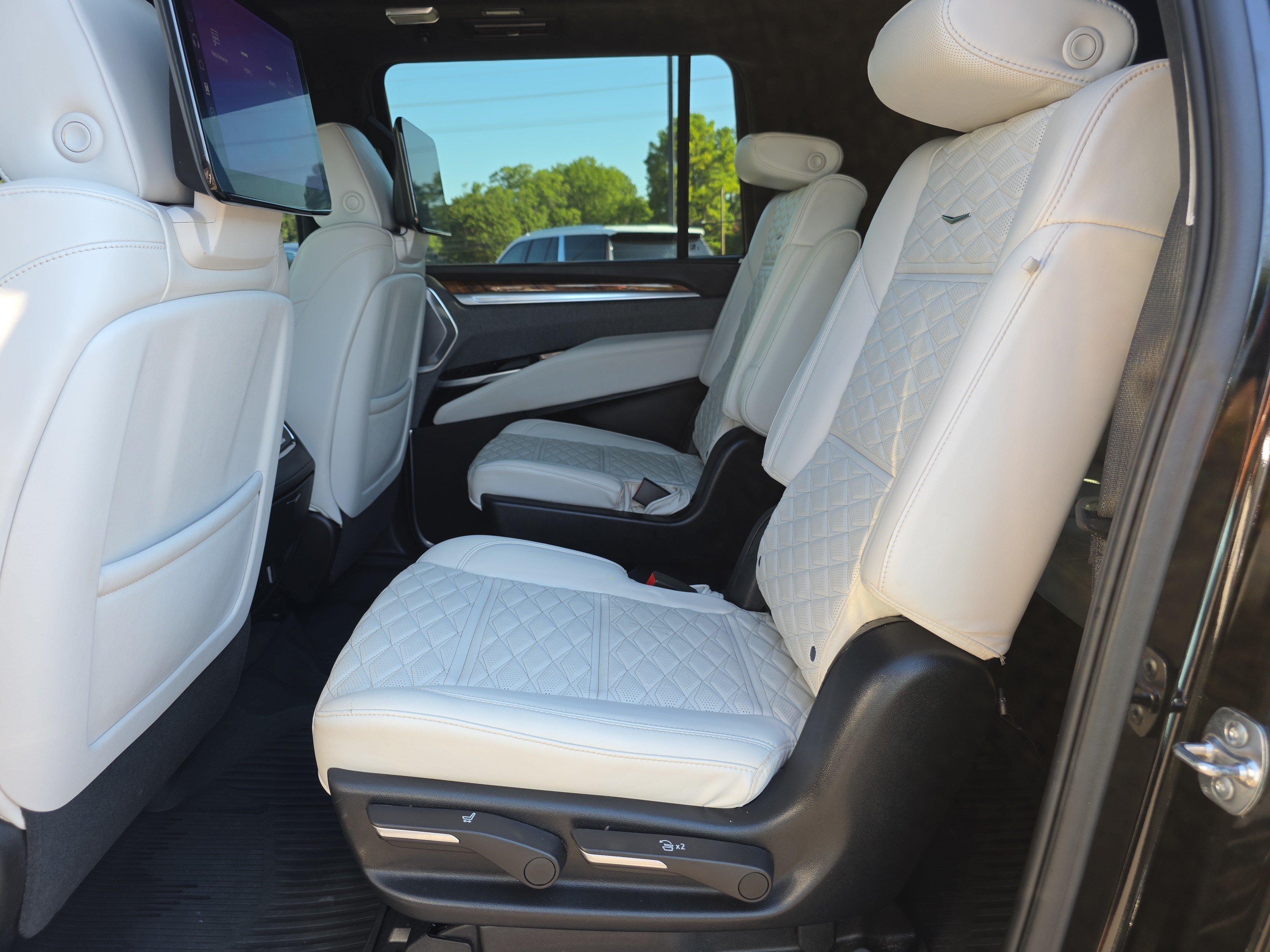 Used 2025 Cadillac Escalade ESV Sport Platinum w/ LPO, Floor Liner Package AWD/4WD image 11