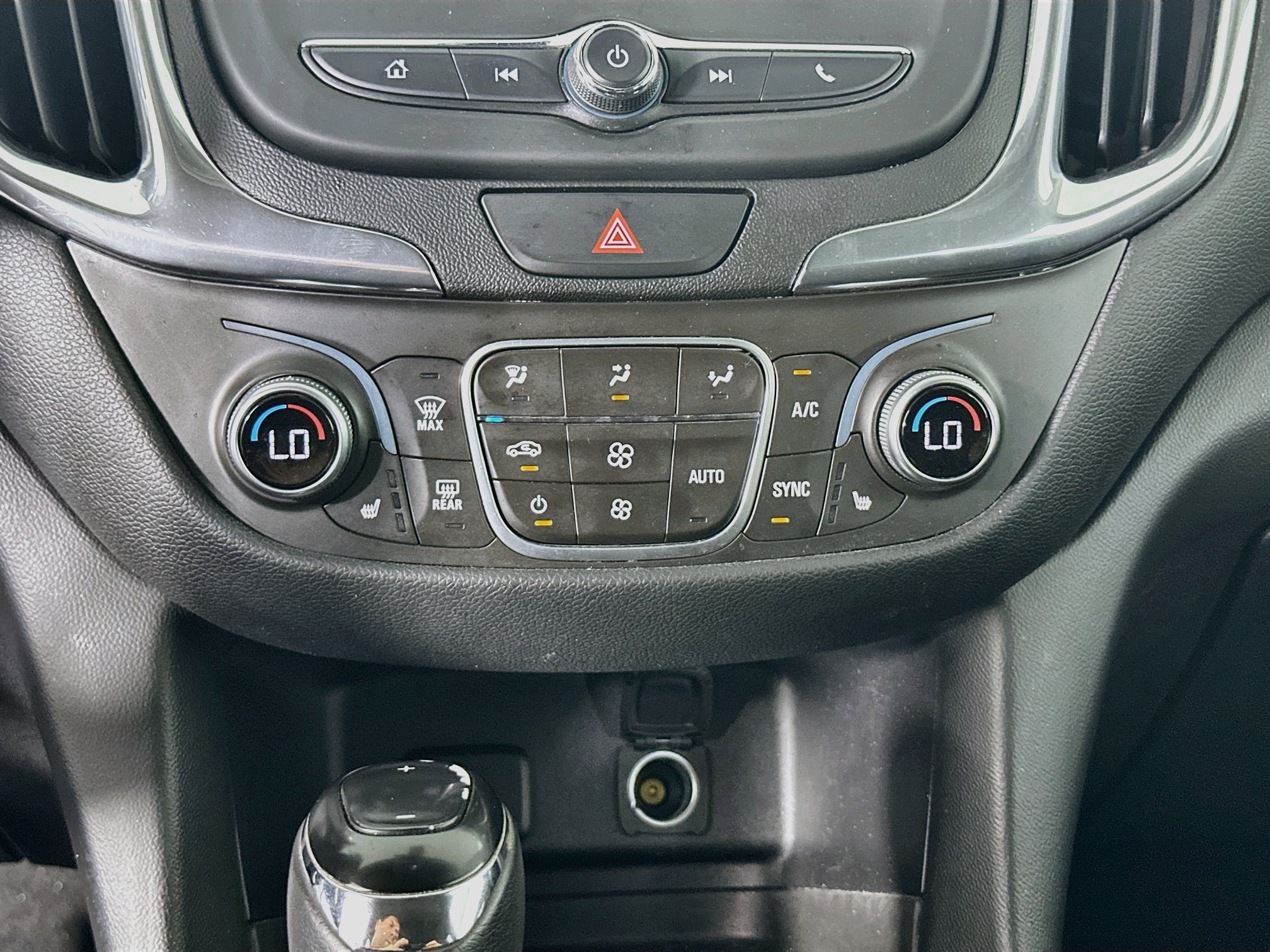 Used 2018 Chevrolet Equinox LT FWD image 24