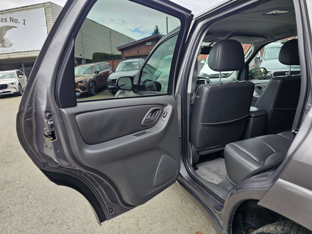 Used 2004 MAZDA Tribute ES image 16