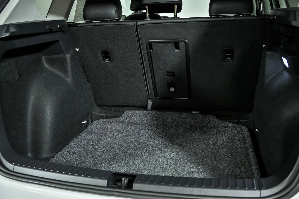 Used 2025 Volkswagen Taos SE w/ Panoramic Sunroof Package FWD image 8