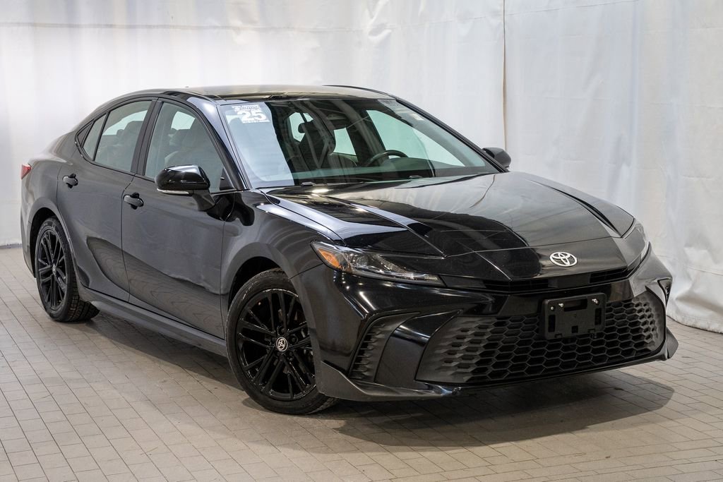 Used 2025 Toyota Camry SE image 1