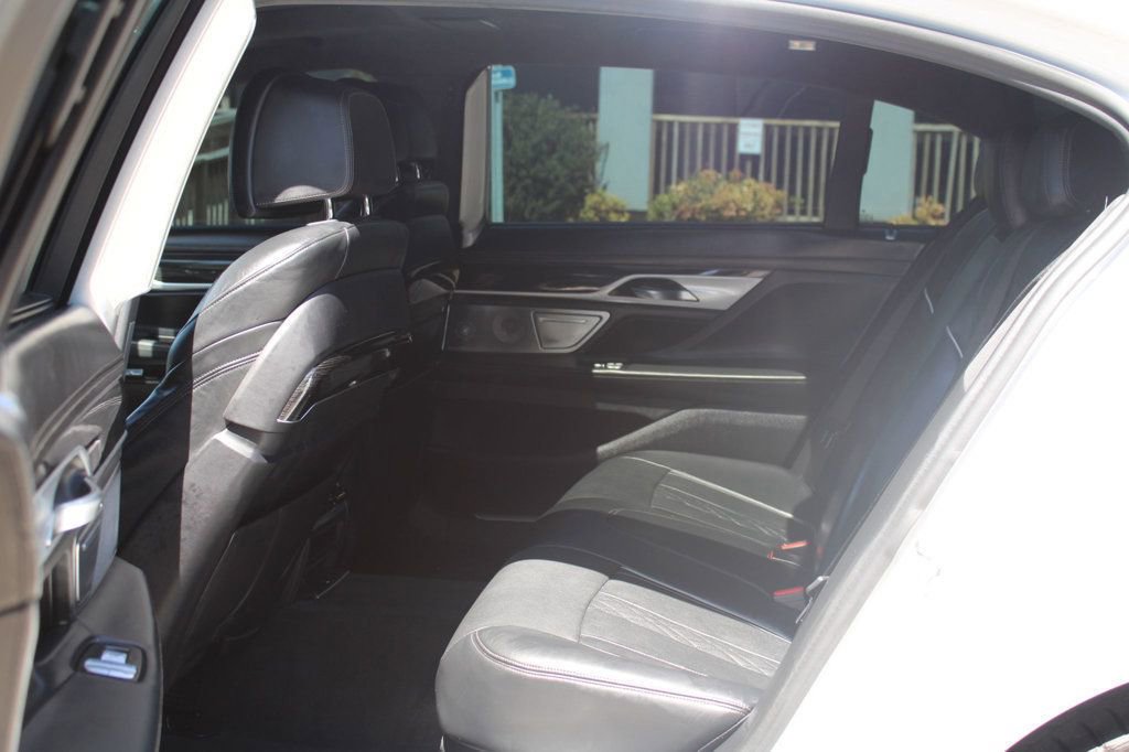 Used 2018 BMW 750i image 19