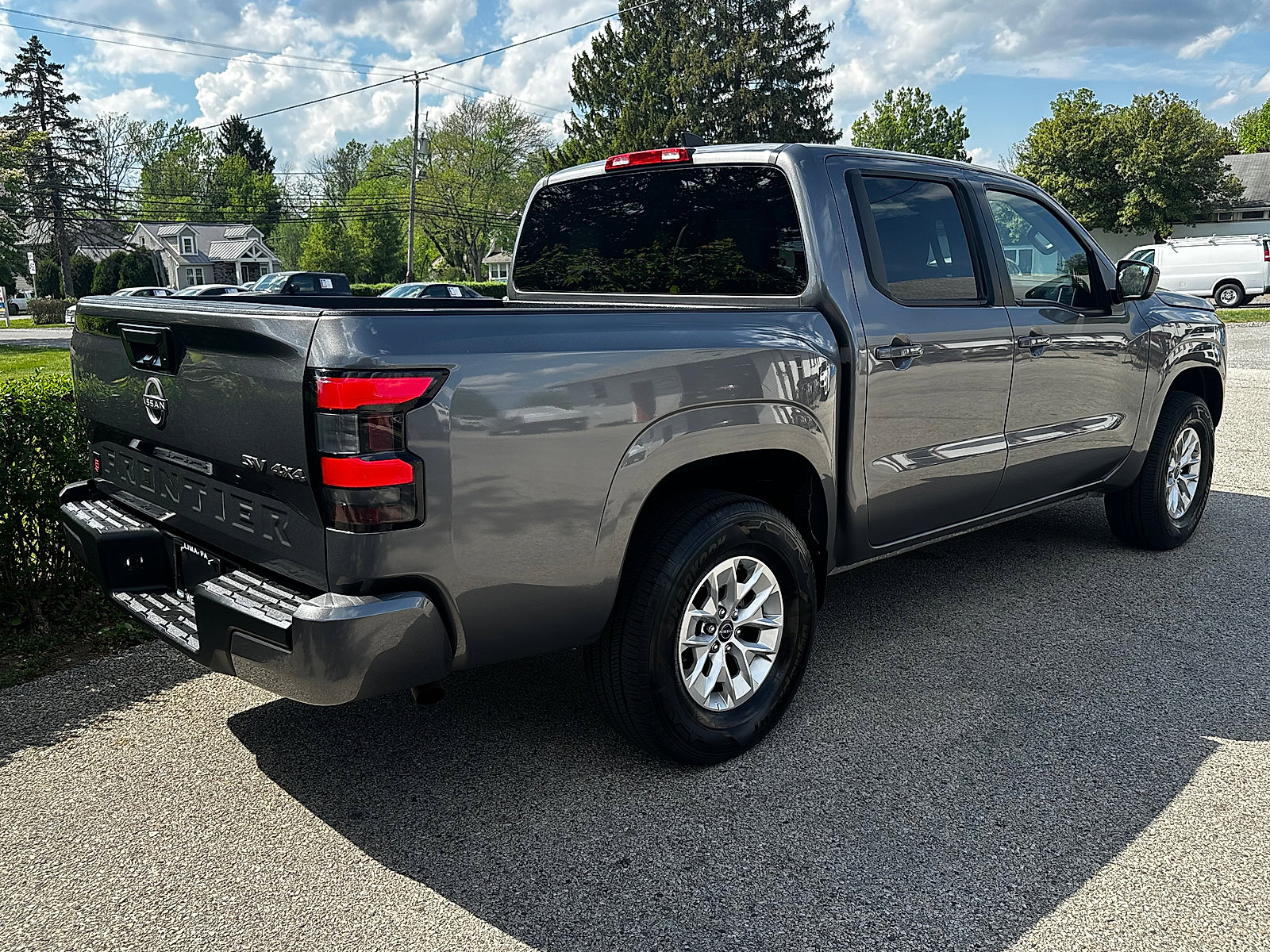 Used 2024 Nissan Frontier SV image 3