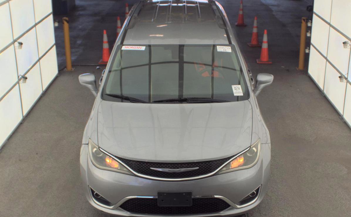 Used 2017 Chrysler Pacifica Touring-L FWD image 2