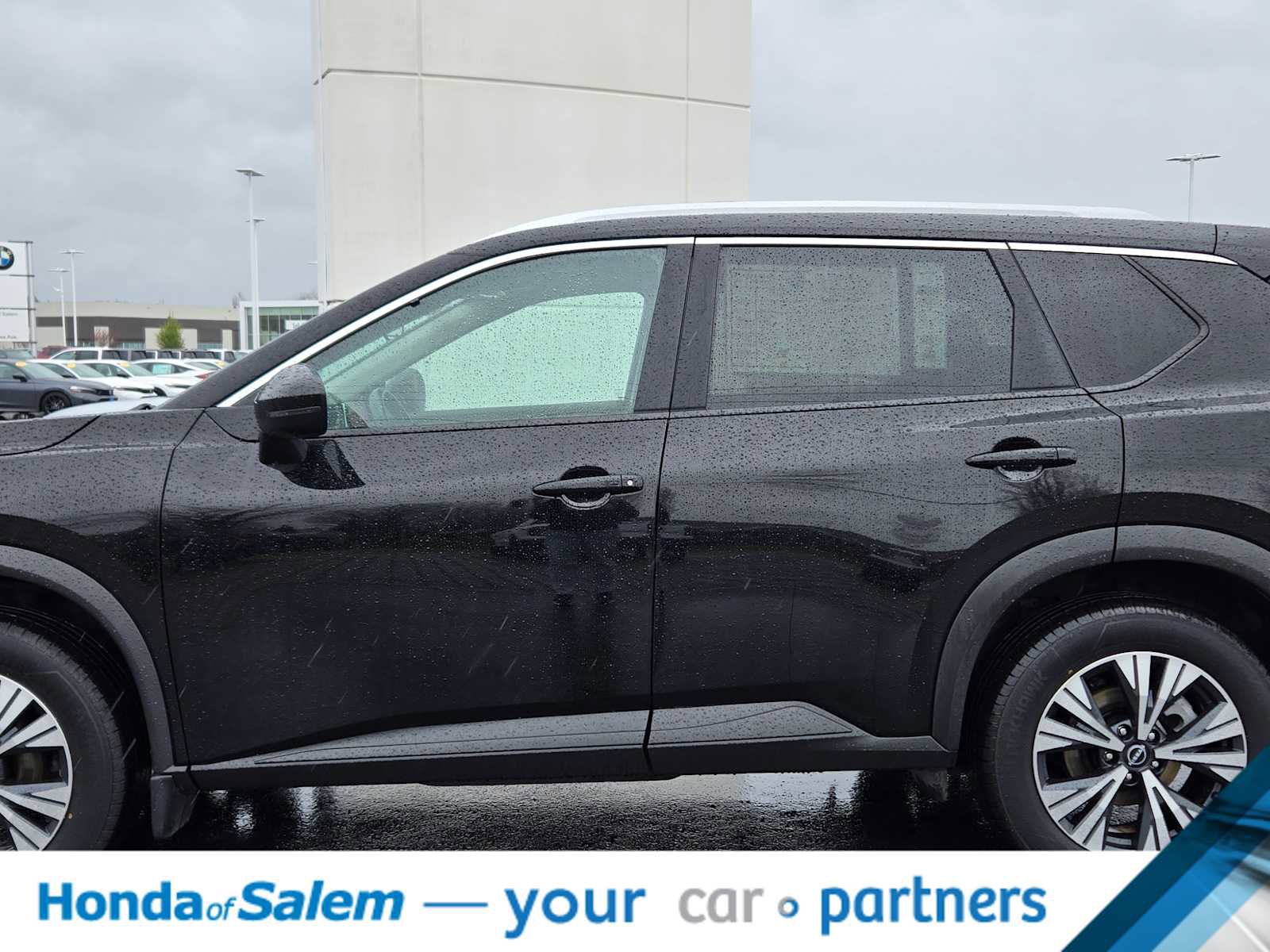 Used 2023 Nissan Rogue SV w/ SV Premium Package image 3